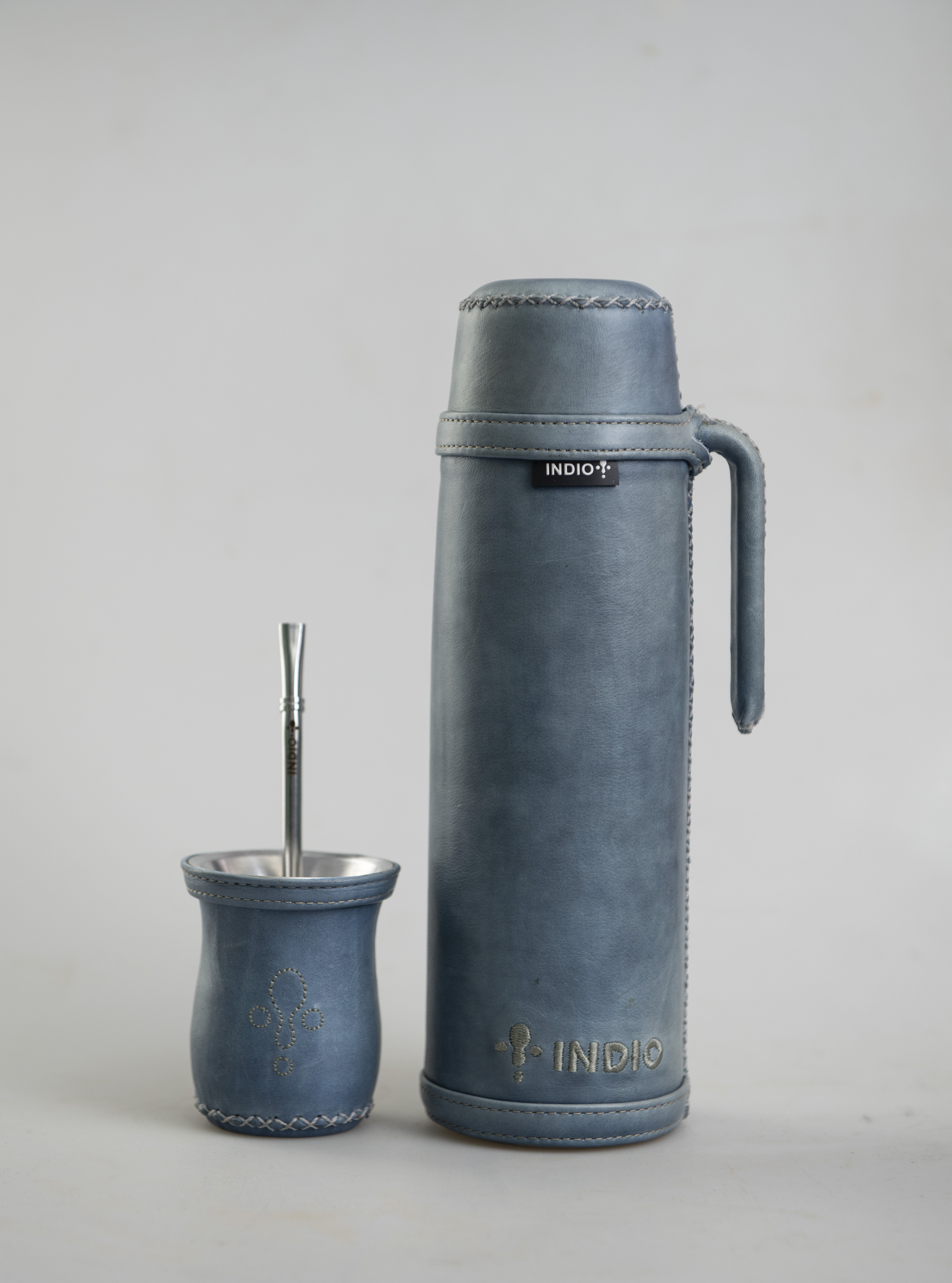 TERMO PARA MATE DOBLE PARED DE ACERO INOXIDABLE FORRADO EN CUERO AZUL CON LOGO GRIS (F1A1-3)